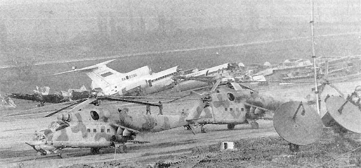Вертолеты Ми-24 армейской авиации в аэропорту Грозный-Северный.