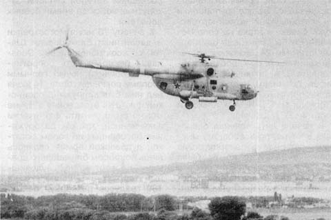 Вертолет Ми-ВМТВ авиации Внутренних войск патрулирует воздушное пространство Чечни. Июль'1995г.